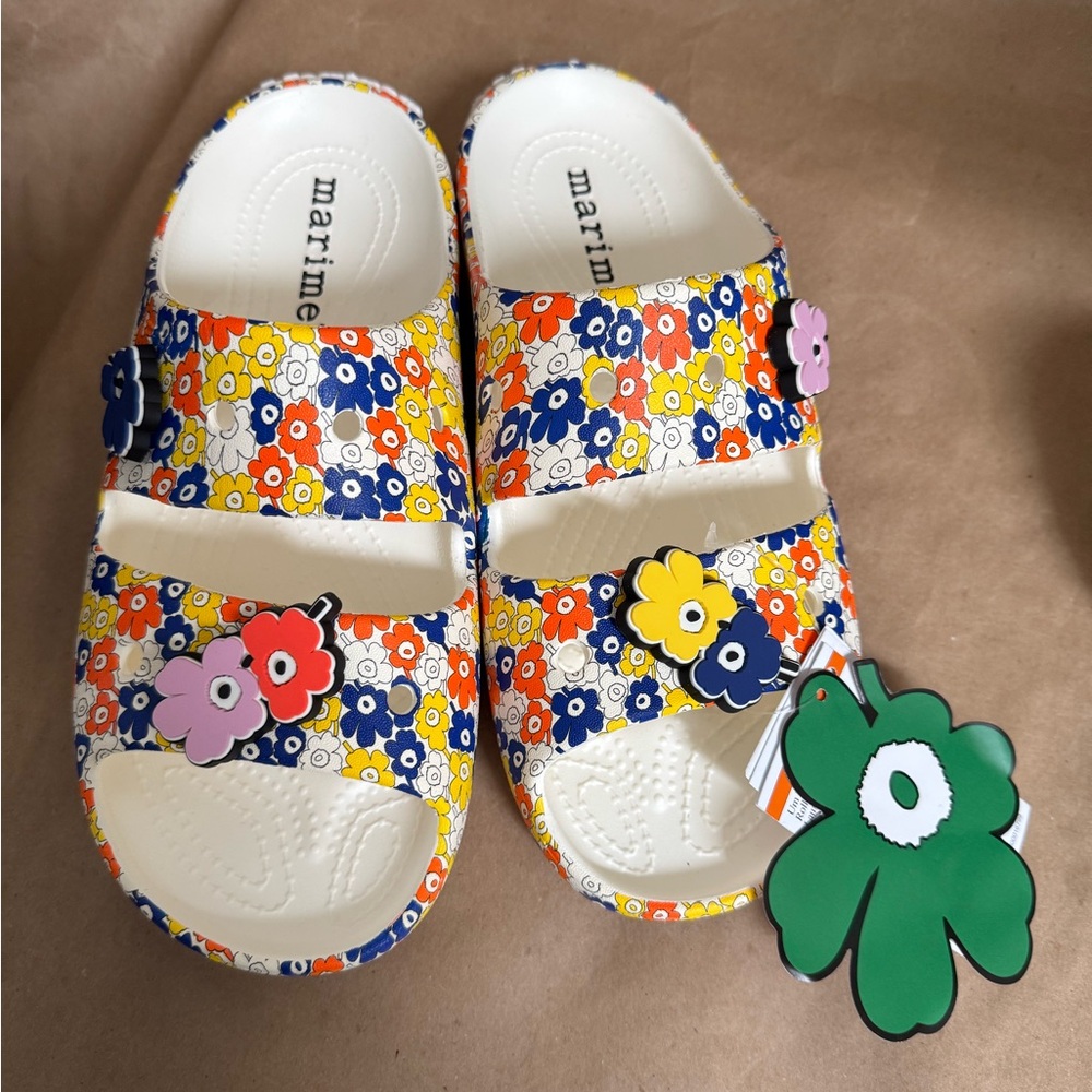 NWT Crocs x Marimekko Unisex Classic Sandal with 4 Exclusive Jibbitz. M7/W9